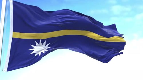 Horizontale Flagge von Nauru im Himmel, die schnell weht