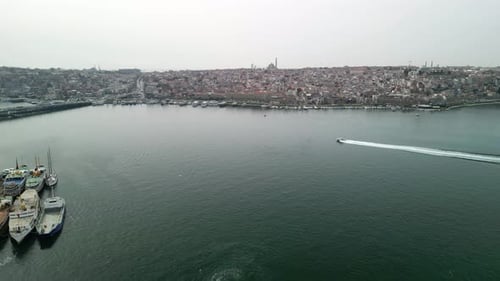 Vista à beira-mar de Istambul perto da ponte Ataturk