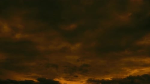 Zeitraffer von bewegten Wolken bei Sonnenuntergang oder Sonnenaufgang