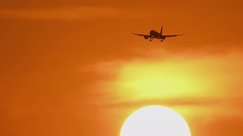 Flugzeug im goldenen Sonnenuntergangshimmel