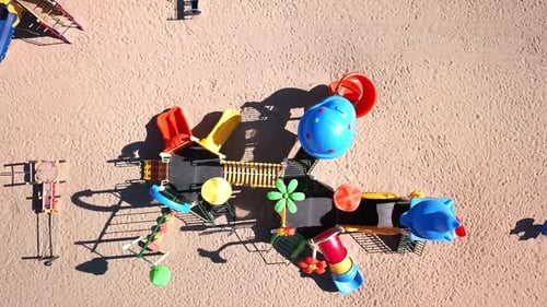 Aire de jeux fermée, aucun enfant ne joue. Aire de jeux fermée à cause du coronavirus. Restez à la maison.