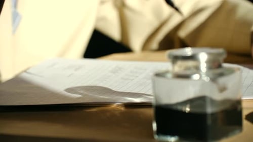 Каллиграф пишет документ авторучкой