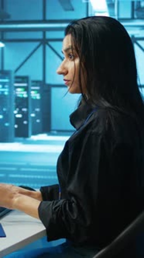 Vídeo vertical de los empleados que monitorizan el consumo de energía en todos los equipos de servidores
