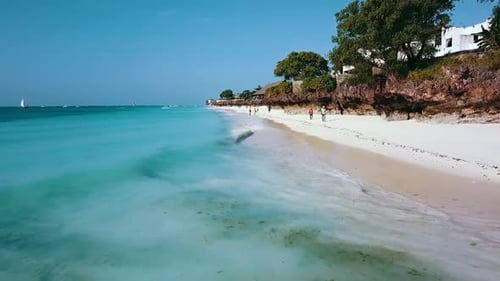 Butterweicher, schneller Flug, Küste, weißer Sandstrand, kristallklares blaues Wasser. Paradies-Drohne