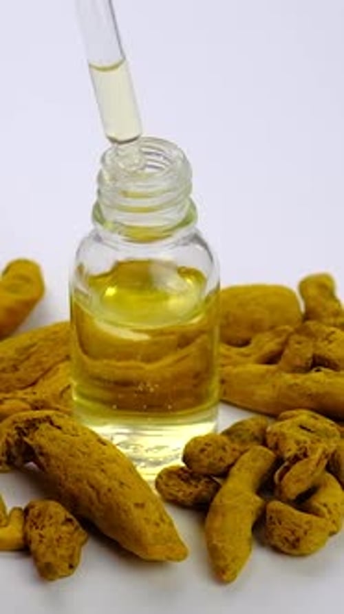 Raiz de cúrcuma para suplementos e óleos essenciais Foco seletivo