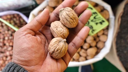 Entdecken Sie frische Walnüsse auf einem lokalen Markt