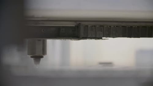 Nahaufnahme einer CNC in Betrieb mit Funken, präziser Metallbearbeitungsprozess, industrieller Hintergrund