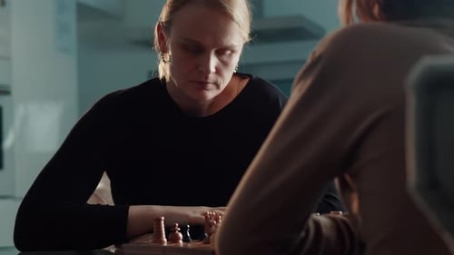 Mutter und Sohn erleben einen besonderen Moment beim Schach