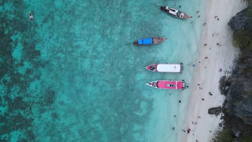 Luftaufnahme von oben: Landschaftsblick auf den Tropic Beach mit türkisfarbenem Meerwasserboot