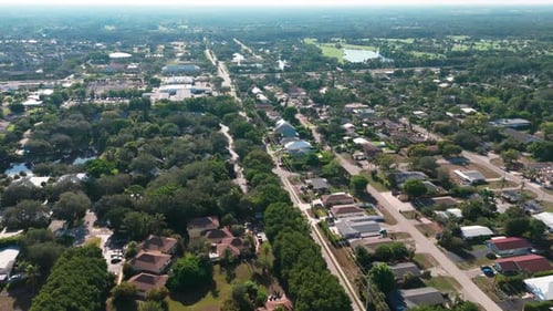 Vista diurna de edificios en la ciudad de Naples, Florida, con un dron