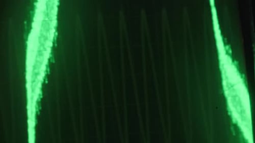 Oscilloscope affichant un motif vert sinusoïdal