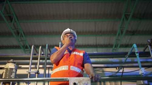 Der Mitarbeiter arbeitet in der Getränkefabrik.