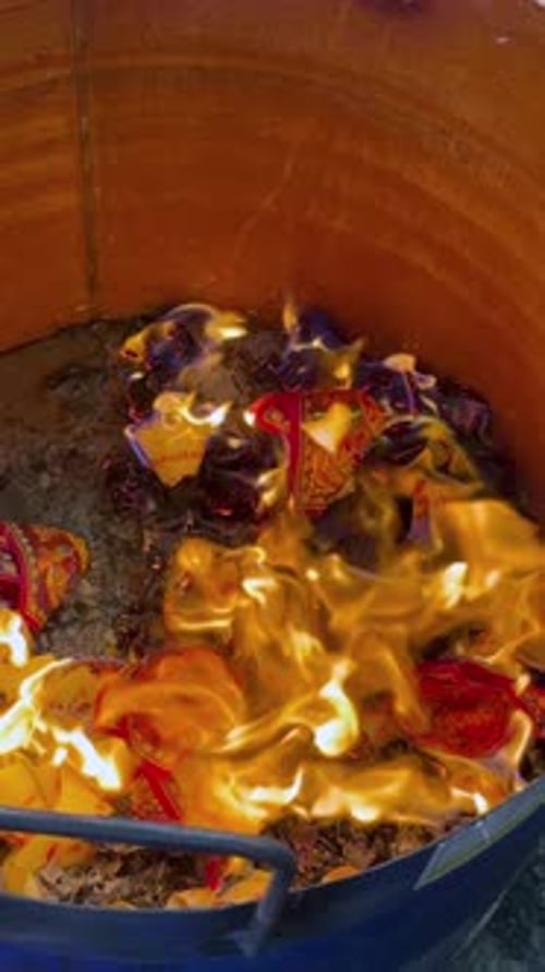 Incendie traditionnelle d'offrandes en papier Joss lors de la célébration du Nouvel An lunaire