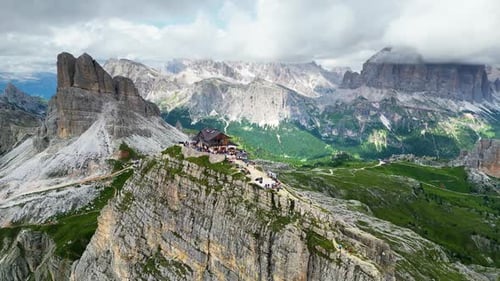 Vue aérienne du Rifugio Nuvolau, le plus ancien refuge de montagne des Dolomites, en Italie.