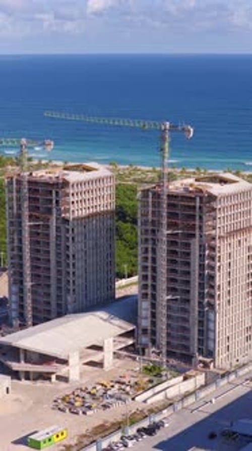 Vista vertical con un Zumbido del sitio de construcción de gran altura en Punta Cana, República Dominicana