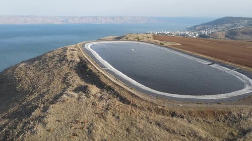 Vista aérea del hermoso embalse en el monte Arbel, Zumbido descendiendo sobre tierra