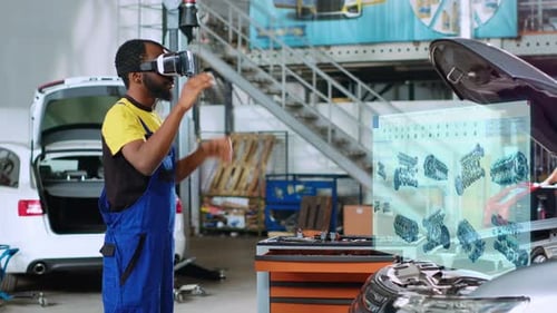 Arbeiter repariert Auto mit Hilfe von VR-Technologie