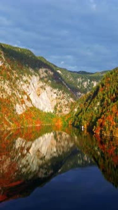 Lueur automnale du lac avec des arbres colorés dans la lumière de l'après-midi