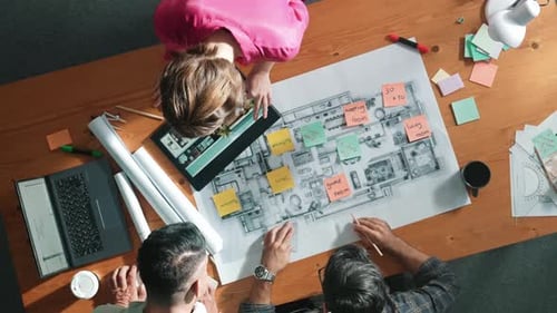 Ansicht von oben auf den Ingenieur, der den Projektplan während der gemeinsamen Entwurfsbesprechung festhält. Fachtagung.