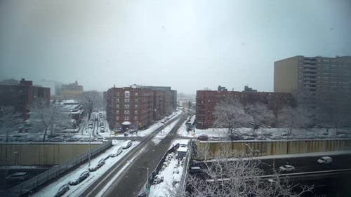 panoramique Ralenti sur le paysage urbain de Brooklyn, New York, NY alors que la neige tombe abondamment sur l'express