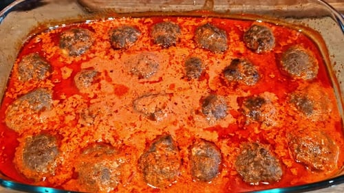 Fleischbällchen in Tomatensauce, hausgemachte italienische Küche, Rezept, Gericht, Essen hautnah