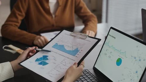 Geschäftsleute analysieren Finanzdiagramme am Schreibtisch
