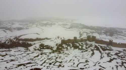 Panorama-Luftaufnahme der alten Stadtmauern von Ani im Winterschnee, Türkei