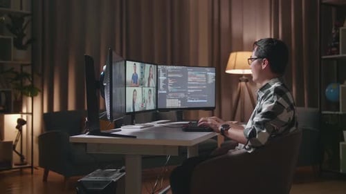 Programmeur ayant une réunion sur un ordinateur de bureau lors de la création d'une Appli de développement d'un ingénieur logiciel