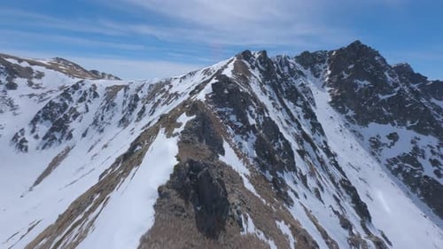 Pic de la Mina enneigé, montagnes des Pyrénées, saison hivernale, journée ensoleillée, France. Drone aérien FPV