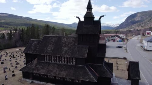 Vue aérienne ascendante devant une réplique d'une église en bois debout, printemps à Uvdal, Norvège