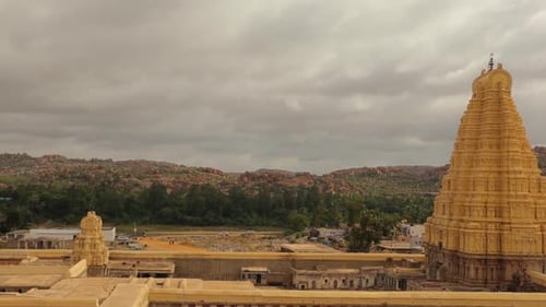 Vue panoramique du temple de Virupaksha (gopuram) depuis le sommet de la colline HeMakuta à Hampi, en Inde.