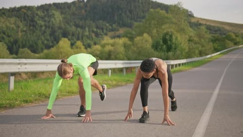 Aktiver multiethnischer Mannschaftssport Dehnübungen für unterwegs Sportlicher gutaussehender Mann mit