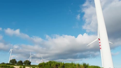 El paisaje natural con turbinas eólicas