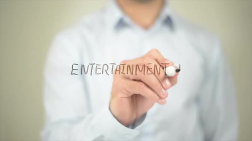 Droit du divertissement, homme écrivant sur écran transparent