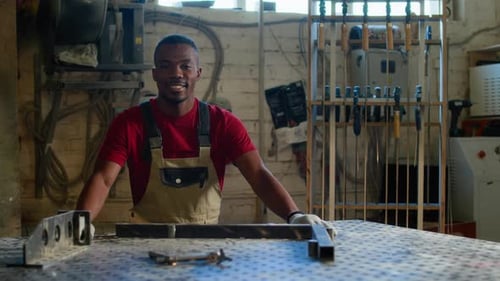 Afroamerikanischer Arbeiter arbeitet in einer Fabrik