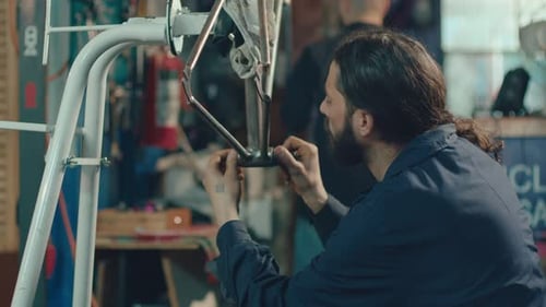 Mecánico que instala el soporte inferior en el cuadro de la bicicleta