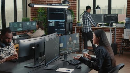 El desarrollador de software revisa la fecha límite del software en la llamada remota