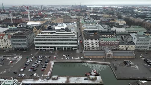 Blick
aus der Vogelperspektive auf die Uferpromenade mit Boot. Kippen Sie nach oben, um das Stadtbild mit Sehenswürdigkeiten im Stadtzentrum zu entdecken.
Fam