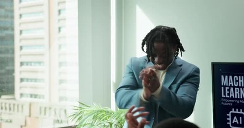 Professional gives a Machine Learning presentation