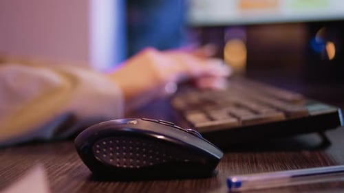 Firmenangestellter arbeitet am Computer am Schreibtisch