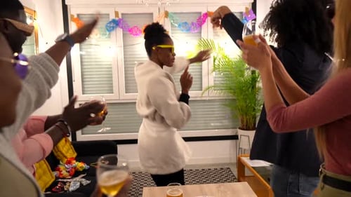 Amigos multiétnicos dançando na festa de reunião