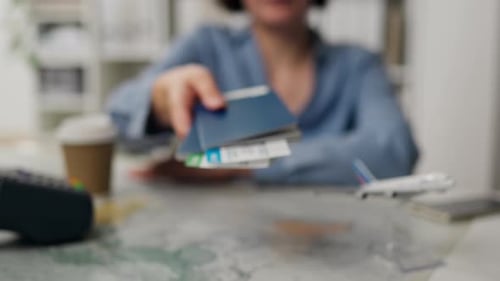 Consultant, Professional Consultant Quickly Issues Air Tickets, At An Insurance Agency, General