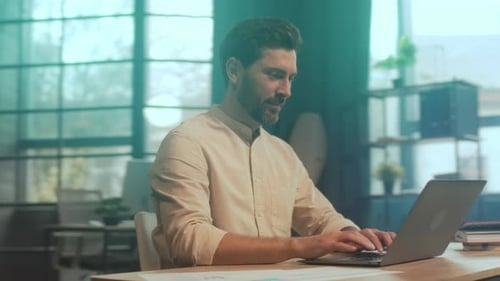 Célébration après le travail Un homme enthousiaste exprime sa joie après avoir terminé son projet chez Vibrant Modern