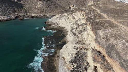 Über den felsigen Strand