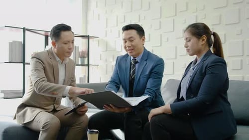 Männlicher CEO-Manager berät mit Gast oder Chef, Leiter und persönlicher Sekretärin über das Projekt