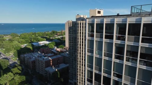 Vue aérienne panoramique autour d'un gratte-ciel résidentiel au nord du centre-ville de Chicago. Établir un exploit