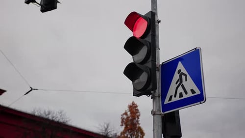 Rote, gelbe und grüne moderne Ampeln in der Stadt. Blinkende und wechselnde Ampel mit wechselnder Farbe