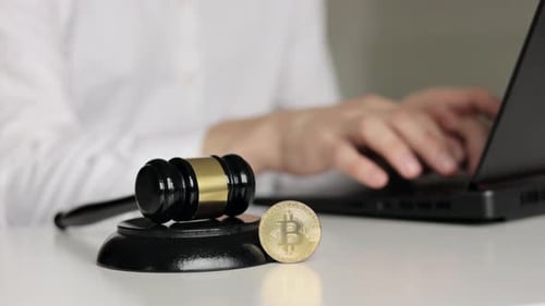 судья с молотком и изображение биткоина