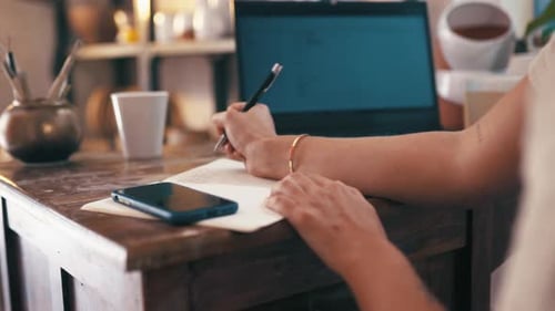 Mujer, portátil y escritura en taller de cerámica, estudio creativo y de trabajo