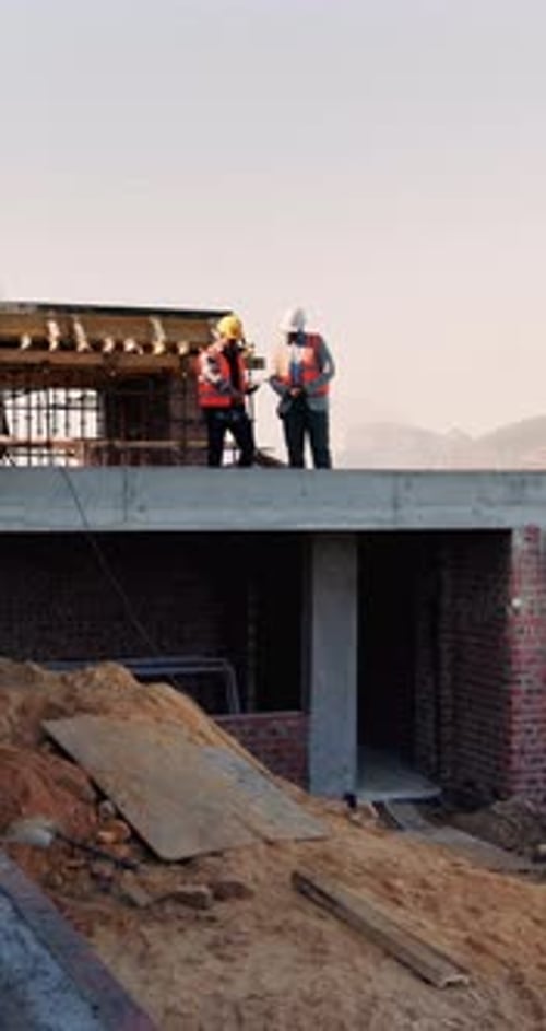 Construcción, revisión o personal in situ con tableta, resumen de tareas o actualización de inspección para el edificio